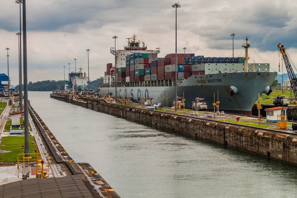 Gatun, Panama - 29 Mayıs 2016: Gatun kilitler, Panama Kanalı bir parçası üzerinden konteyner gemisi geçer.