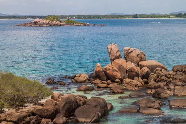 スリランカの Nilaveli の村の近くの海岸のピジョン島周辺の岩 — ストック写真