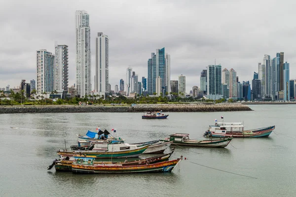 Panama City, Panama - 27 Mayıs 2016: Balıkçı tekneleri Port Panama City skyline ile