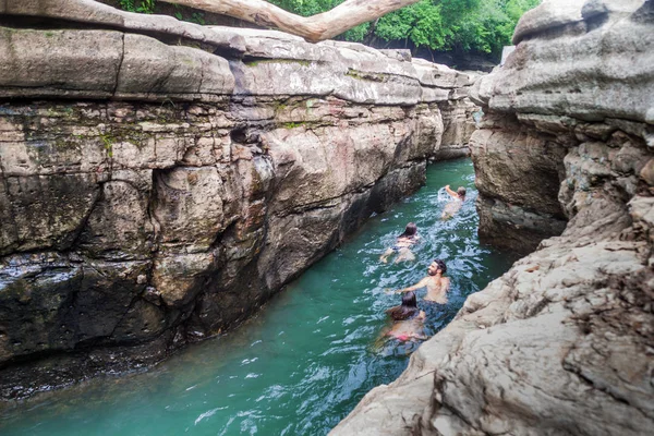 Gualaca, Panama - 23 Mayıs 2016: Turist yüzerek Los Cangilones de Gualaca - Panama mini vadide