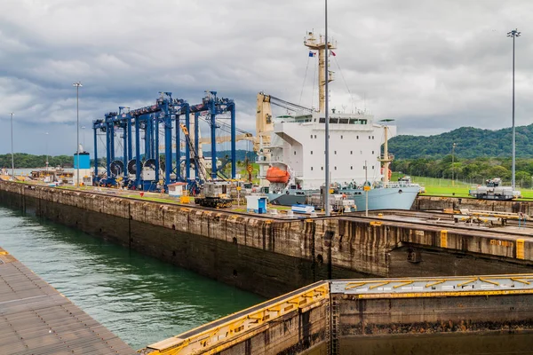 Navio Carga Está Passando Por Gatun Locks Parte Canal Panamá — Fotografia de Stock