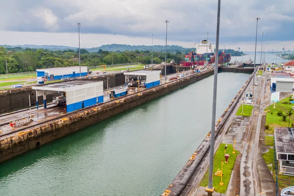 Kontenerowiec Przechodzi Przez Śluzie Gatun Część Kanału Panamskiego — Zdjęcie stockowe