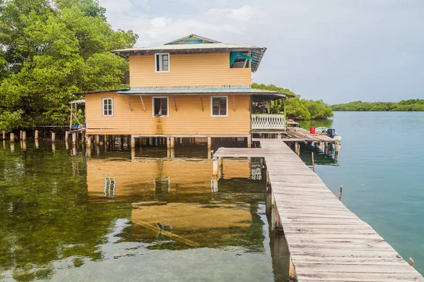 Şirketten stilts üzerinde küçük bir ada adalar Bocas del Toro, Panama