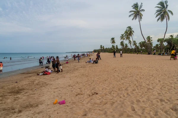 Nilaveli, Sri Lanka - 24 Temmuz 2016: yerel halkın Nilaveli Trincomalee yakınındaki bir plaj keyfini çıkarın.