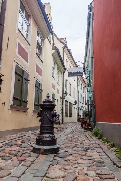 Riga Letonia Agosto 2016 Callejón Empedrado Estrecho Troksnu Iela Centro —  Fotos de Stock