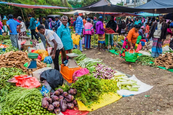 Nuwara Eliya, Sri Lanka - 17 Temmuz 2016: İnsanlar üretmek piyasa Nuwara Eliya şehirdeki dükkanında.