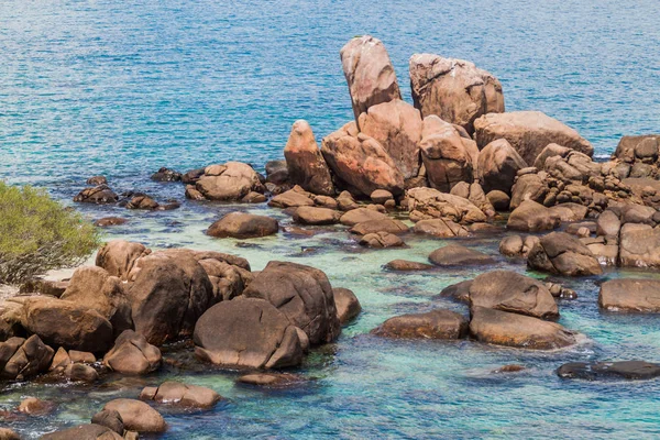 Pedregulhos Redor Costa Ilha Dos Pombos Perto Aldeia Nilaveli Sri — Fotografia de Stock