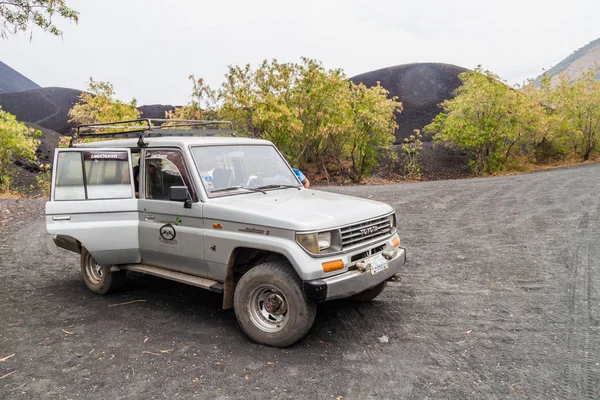 Nicargaua 2016年4月26日 4Wd 运载游客到尼加拉瓜黑人火山山的车辆 火山登机是一个流行的活动在这里 — 图库照片
