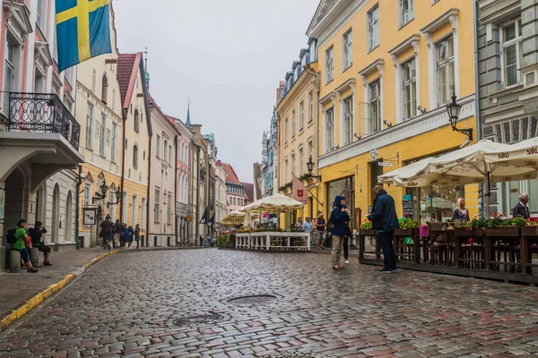 Tallinn Estonsko Srpna 2016 Lidé Pěšky Ulicí Dlážděná Pikk Tallinnské — Stock fotografie