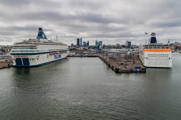 爱沙尼亚塔林 2016 Silja 欧罗巴和波罗的海女王 Cruiseferries 由爱沙尼亚的渡作员 Tallink 在塔林的一个港口拥有 — 图库照片