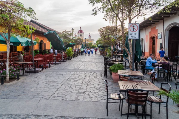 Granada, Nikaragua - 27 Nisan 2016: Yaya cadde Calle La Calzada Granada, Nikaragua. Cathderal içinde belgili tanımlık geçmiş.