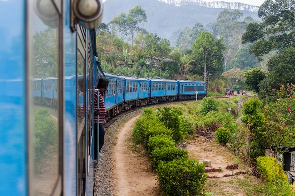 Bandarawela, Sri Lanka - 15 Temmuz 2016: Dağ Sri Lanka'da tren sürmek