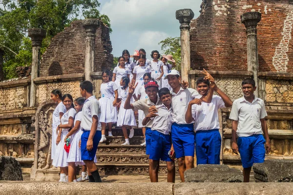 Polonnaruwa Sri Lanka July 2016 Children School Uniforms Visit Vatadage — Stock Photo, Image