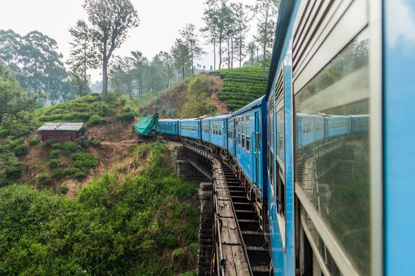 Dağ Bandarawela Sri Lanka Yakınındaki Yerel Tren Sürmek — Stok fotoğraf