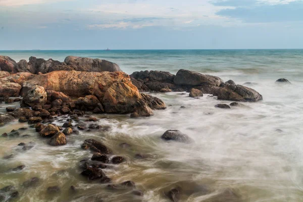Deniz sahilinde kayaların Galle Fort, Sri Lanka oteller