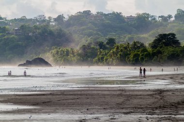 Manuel Antonio, Kosta Rika - 13 Mayıs 2016: insanlar Manuel Antonio Köyü, Kosta Rika bir plajda