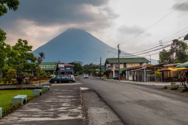 La Fortuna, Kosta Rika - 8 Mayıs 2016: volkan La Fortuna köy yükselen Arenal.