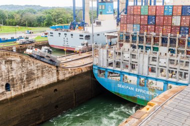 Gatun, Panama - 29 Mayıs 2016: konteyner gemisi Seaspan verimliliği Gatun kilitler ve Panama Kanalı bir parçası geçiyor
