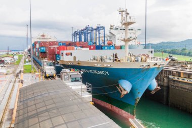 Gatun, Panama - 29 Mayıs 2016: konteyner gemisi Gatun kilitler ve Panama Kanalı bir parçası geçiyor.