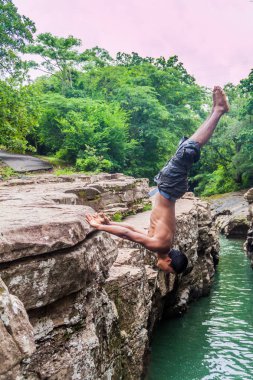 Gualaca, Panama - 23 Mayıs 2016: Los Cangilones de Gualaca - Panama mini vadide bir su yerel erkek atlar