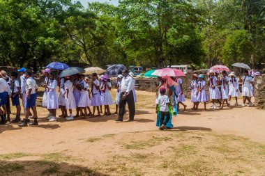 Polonnaruwa, Sri Lanka - 22 Temmuz 2016: Çocuklarda okul üniformaları antik şehir Polonnaruwa, Sri Lanka ziyaret edin