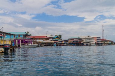 Bocas Del Toro, Panama - 21 Mayıs 2016: Bocas del Toro şehir sahil binalarda görünümünü.