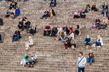 Helsinki, Finlandiya - 25 Ağustos 2016: Fin Evangelist Lutheran Katedrali önünde Senato Meydanı merdivenlerde insanlar oturup.