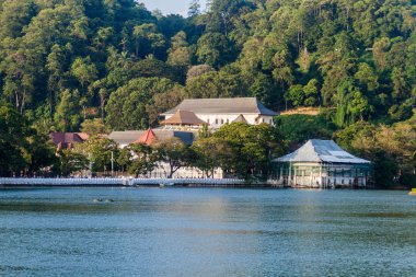 Bogambara Gölü ve tapınak ve Kutsal diş yadigar Kandy, Sri Lanka
