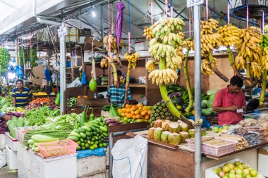Male, Maldivler - 11 Temmuz 2016: Meyve ve sebze piyasada üretmek Male, Maldivler.