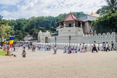 Kandy, Sri Lanka - 19 Temmuz 2016: Beyaz giysili Budist adanmışlar semih (dolunay) tatil sırasında kutsal Tooth Relic Tapınağı ziyaret.