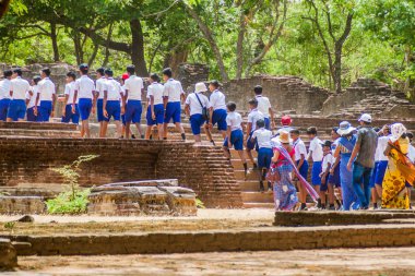 Polonnaruwa, Sri Lanka - 22 Temmuz 2016: Çocuklarda okul üniformaları antik şehir Polonnaruwa, Sri Lanka ziyaret edin