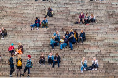 Helsinki, Finlandiya - 25 Ağustos 2016: Fin Evangelist Lutheran Katedrali önünde Senato Meydanı merdivenlerde insanlar oturup.