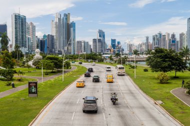 Panama City, Panama - 30 Mayıs 2016: Görünümü bir trafik Balboa avenue Panama City'deki ve modern gökdelenler.
