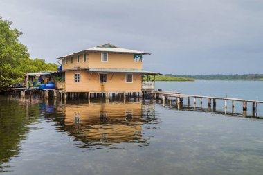 Şirketten stilts üzerinde küçük bir ada adalar Bocas del Toro, Panama