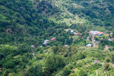 Panama'da Reserva Forestal de Fortuna dağlarında küçük köyde. Quebrada Barrigon rezervuar görünür.