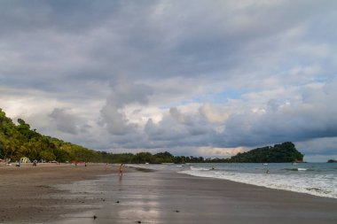 Manuel Antonio, Kosta Rika - 13 Mayıs 2016: insanlar Manuel Antonio Köyü, Kosta Rika bir plajda
