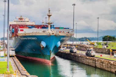 Gatun, Panama - 29 Mayıs 2016: konteyner gemisi Gatun kilitler ve Panama Kanalı bir parçası geçiyor.