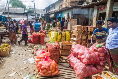 Colombo, Sri Lanka - 26 Temmuz 2016: alışveriş ve satıcılar Manning Market Colombo, Sri Lanka