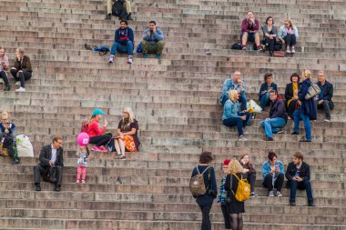 Helsinki, Finlandiya - 25 Ağustos 2016: Fin Evangelist Lutheran Katedrali önünde Senato Meydanı merdivenlerde insanlar oturup.