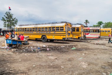 : Masaya, Nicaragua - 30 Nisan 2016: tavuk otobüs otobüs terminal: Masaya şehirde, Nikaragua denilen Yerel otobüsler