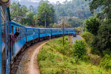 Bandarawela, Sri Lanka - 15 Temmuz 2016: Dağ Sri Lanka'da tren sürmek