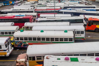 Panama City, Panama - 30 Mayıs 2016: Panama City'deki Albrook otobüs terminalinde otobüs beklemek.