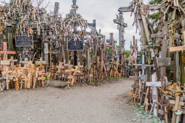 Siauliai, Litvanya - 18 Ağustos 2016: Hill, haçlar, hac sitesi Kuzey Litvanya'daki