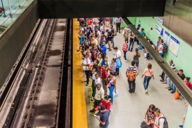 Panama City, Panama - 27 Mayıs 2016: Panama City 5 de Mayo istasyonunda metro bir tren için bekleyenler