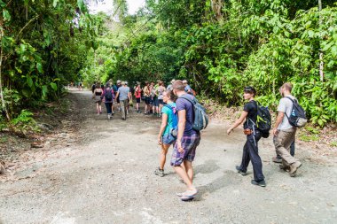 Manuel Antonio, Kosta Rika - 13 Mayıs 2016: kalabalık bir turist olarak Milli Parkı Manuel Antonio, Kosta Rika