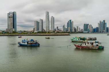 Panama City, Panama - 27 Mayıs 2016: Balıkçı tekneleri Port Panama City skyline ile