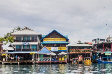 Bocas Del Toro, Panama - 21 Mayıs 2016: Bocas del Toro şehir sahil binalarda görünümünü.