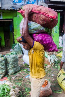 Colombo, Sri Lanka - 26 Temmuz 2016: Porter Manning Market Colombo, Sri Lanka
