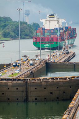 Gatun, Panama - 29 Mayıs 2016: Gatun kilitler, Panama Kanalı bir parçası üzerinden konteyner gemisi geçer.