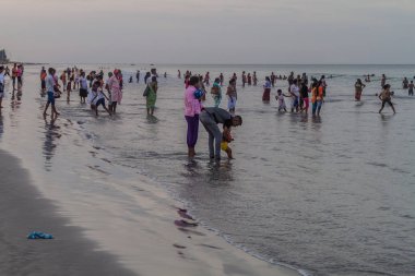 Nilaveli, Sri Lanka - 24 Temmuz 2016: yerel halkın Nilaveli Trincomalee yakınındaki bir plaj keyfini çıkarın.
